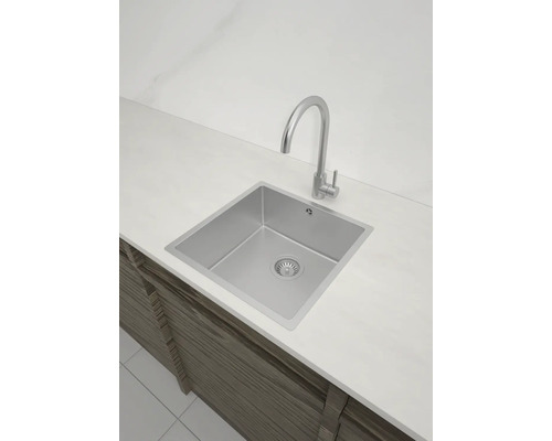 Spoelbak met kraan op een werkblad