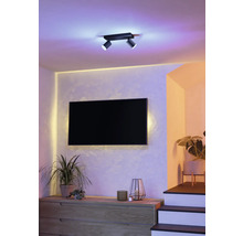 Moderne woonkamer met plafondlamp, tv en dressoir