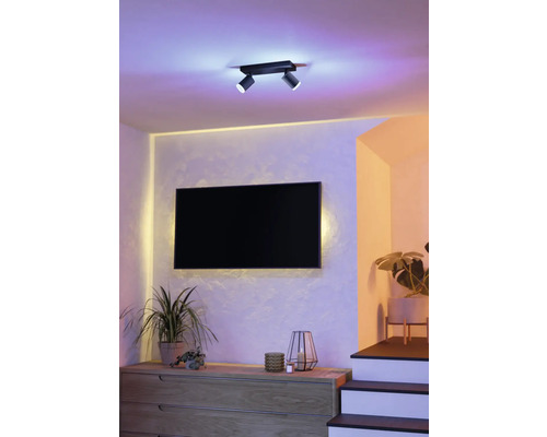 Moderne woonkamer met plafondlamp, tv en dressoir