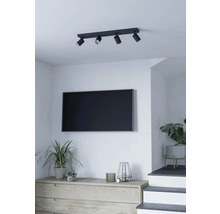 Plafondlamp met vier spots in een woonkamer