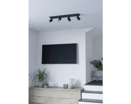 Plafondlamp met vier spots in een woonkamer