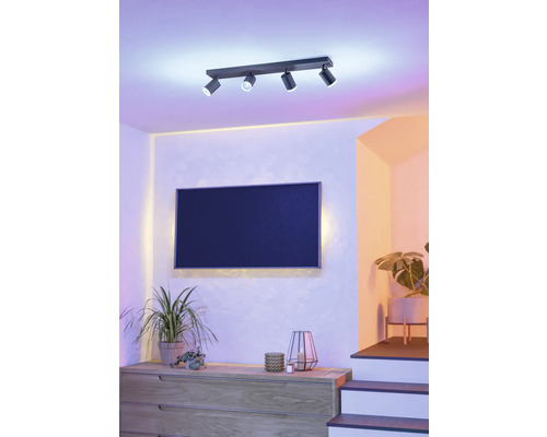 Plafondlamp met vier spots in een modern ingerichte ruimte