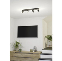 Plafondlamp met vier spots in een woonkamer.