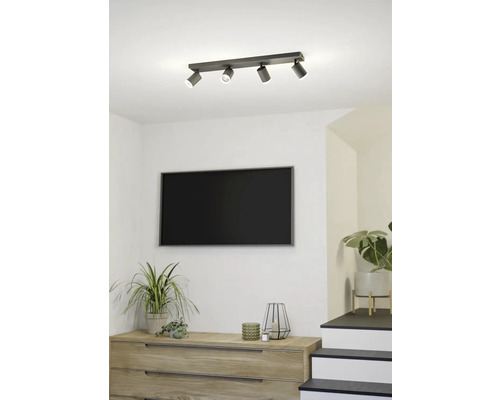 Plafondlamp met vier spots in een woonkamer.