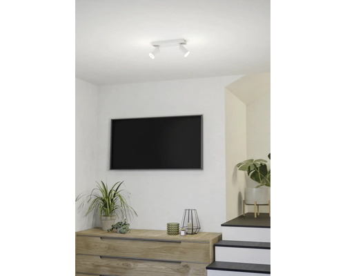 Plafondlamp met twee spots in woonkamer