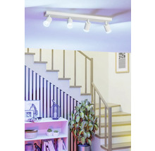 Plafondlamp met vier spots in hal met trap en plank.