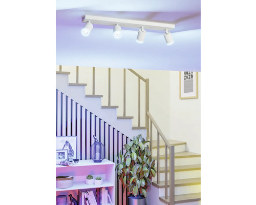 Plafondlamp met vier spots in hal met trap en plank.