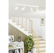 Plafondlamp met vier spots in een lichte ruimte