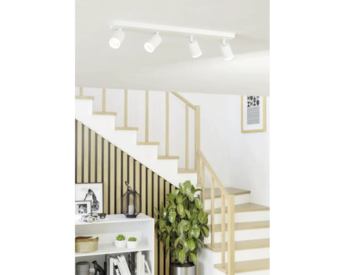 Plafondlamp met vier spots in een lichte ruimte