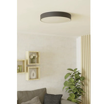 Ronde plafondlamp in de woonkamer.