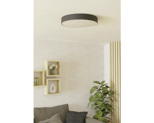 Ronde plafondlamp in de woonkamer.