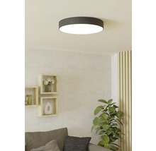 Ronde plafondlamp in de woonkamer