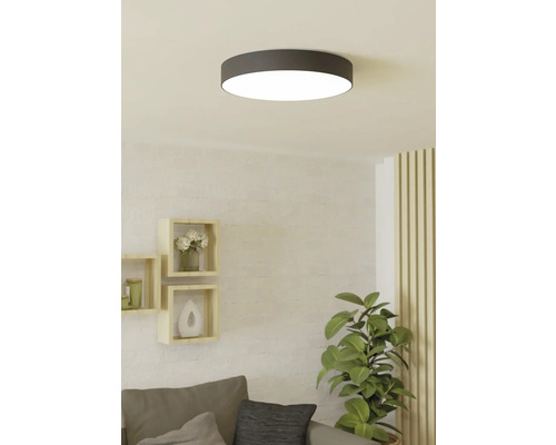 Ronde plafondlamp in de woonkamer