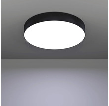 Ronde plafondlamp gemonteerd aan een plafond