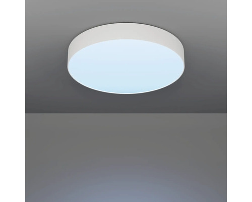 Ronde plafondlamp van kunststof aan het plafond gemonteerd