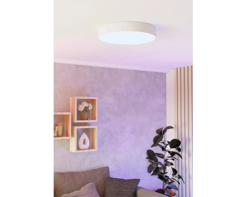 Plafondlamp in een modern ingerichte woonkamer.