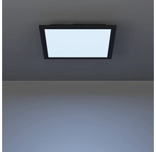 Vierkante plafondlamp met frame aan het plafond