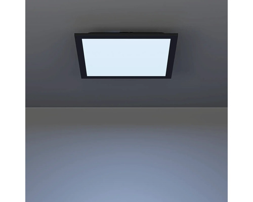 Vierkante plafondlamp met frame aan het plafond