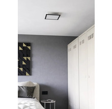 Slaapkamer met plafondlamp, bed, nachtkastje en kast