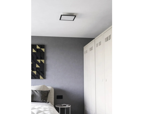 Slaapkamer met plafondlamp, bed, nachtkastje en kast