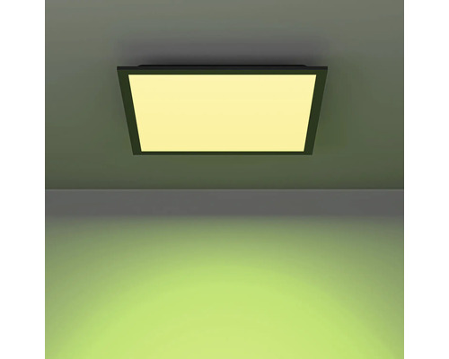 Vierkante plafondlamp aan kamerplafond