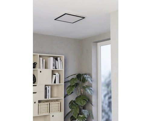 Vierkante plafondlamp met frame in de kamer