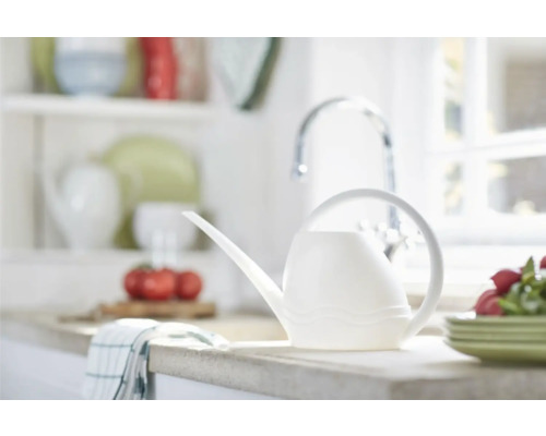 Witte gieter op een aanrecht