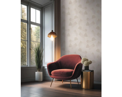 Woonkamer met fauteuil, lamp en kamerplant voor een raam