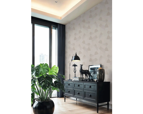 Woonkamer met dressoir, kamerplant en decoratie