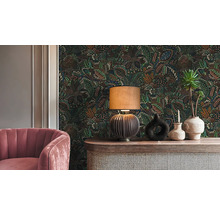 Interieuridee met bloemenbehang, tafellamp en decoratie