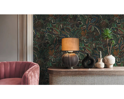 Interieuridee met bloemenbehang, tafellamp en decoratie