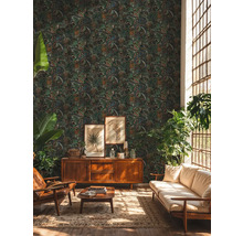 Woonkamer met bloemmotief behang, houten meubels en kamerplanten voor een gezellige sfeer.