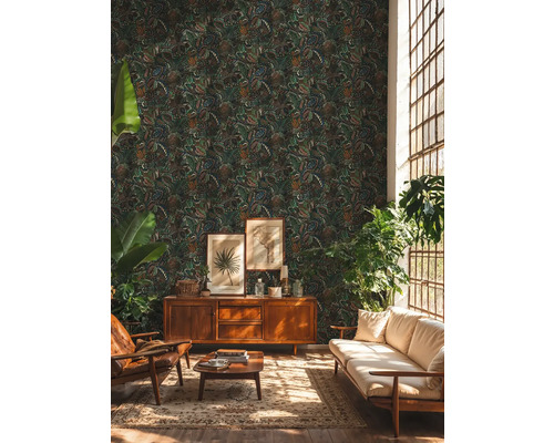 Woonkamer met bloemmotief behang, houten meubels en kamerplanten voor een gezellige sfeer.