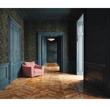 Gang met patroonbehang, houten vloer, deuren en een fauteuil