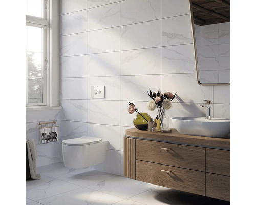 Moderne badkamer met witte marmeren tegels, wastafelmeubel en wandcloset.