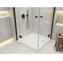 Douchecabine met glazen wanden en armaturen