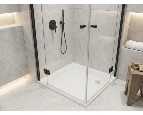 Douchecabine met glazen wanden en armaturen