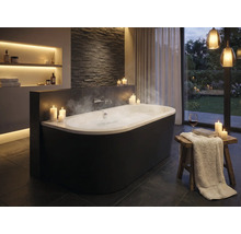 Elegante badkamer met vrijstaand bad, kaarsen en indirecte verlichting voor een ontspannen sfeer