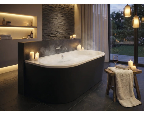 Elegante badkamer met vrijstaand bad, kaarsen en indirecte verlichting voor een ontspannen sfeer