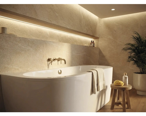 Lichte badkamer met bad, kraan en plank met decoratie