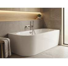 Vrijstaand bad in lichte badkamer met opbergruimte