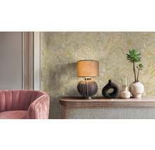 Interieur met bloemrijk behang, tafellamp, decoratie en roze fauteuil