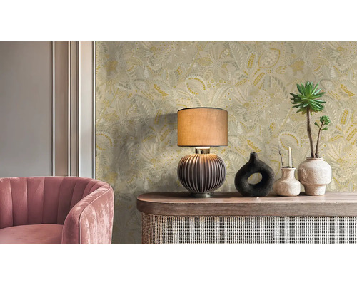 Interieur met bloemrijk behang, tafellamp, decoratie en roze fauteuil