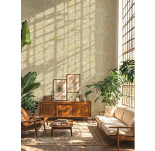 Woonkamer met behang met motief, houten meubels en planten