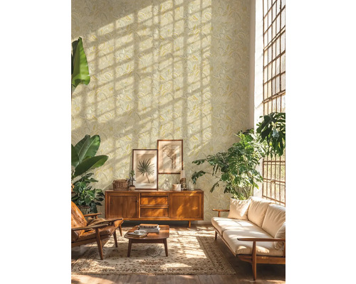 Woonkamer met behang met motief, houten meubels en planten