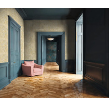 Hal met bloemenbehang, houten vloer en deurkozijnen