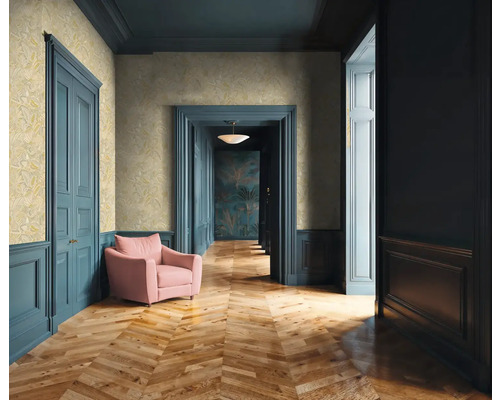 Hal met bloemenbehang, houten vloer en deurkozijnen