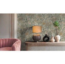 Decoratieve kamer met bloemenbehang, tafellamp, roze fauteuil en decoratieve vazen.