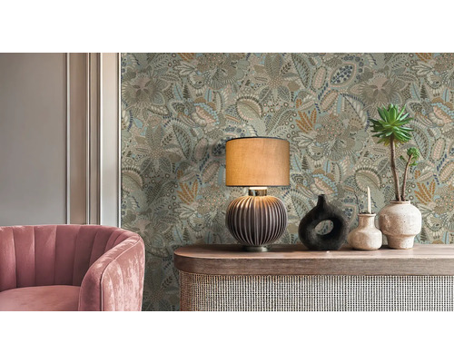 Decoratieve kamer met bloemenbehang, tafellamp, roze fauteuil en decoratieve vazen.