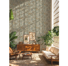 Woonkamer met bloemenbehang, houten meubels en kamerplanten voor een natuurlijke sfeer.